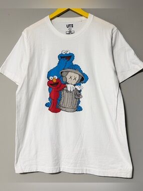 Uniqlo KAWS Sesame Street white t-shirt Size M